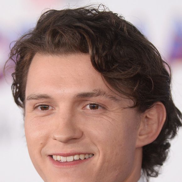 Selon le média américain "TMZ", l'acteur aurait fait sa demande à Zendaya entre "Noël et le Nouvel An".

Tom Holland à la première du film "Spider-Man: No Way Home" à Los Angeles.