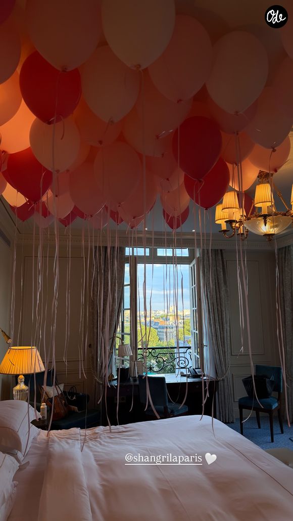Pour sa mise en beauté, elle a choisi des produits Dior et un chignon bas orné d'un bijou de tête floral.

Thylane Blondeau a partagé les coulisses de son mariage avec Benjamin Attal. Capture d'écran Instagram