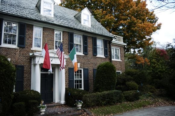 De style géorgien, avec sa façade de briques et son perron à colonnes blanches, la demeure de trois étages se situe dans le quartier chic de East Falls à Philadelphie, Pennsylvanie, Etats-Unis, le 25 octobre 2016. Agence/Bestimage