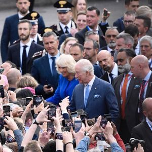 Charles et Camilla forment un couple aussi solide que patient

Le roi Charles III d'Angleterre et Camilla Parker Bowles, reine consort d'Angleterre, lors d'un bain de foule pendant le deuxième jour de leur visite d'État en Italie le 8 avril 2025 à Rome, Italie.
©Backgrid UK/ Bestimage