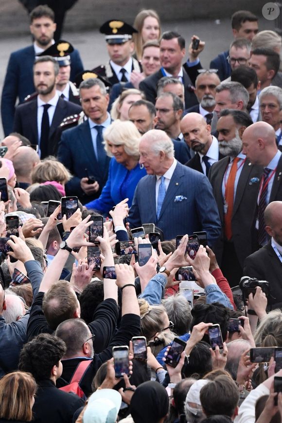 Charles et Camilla forment un couple aussi solide que patient

Le roi Charles III d'Angleterre et Camilla Parker Bowles, reine consort d'Angleterre, lors d'un bain de foule pendant le deuxième jour de leur visite d'État en Italie le 8 avril 2025 à Rome, Italie.
©Backgrid UK/ Bestimage