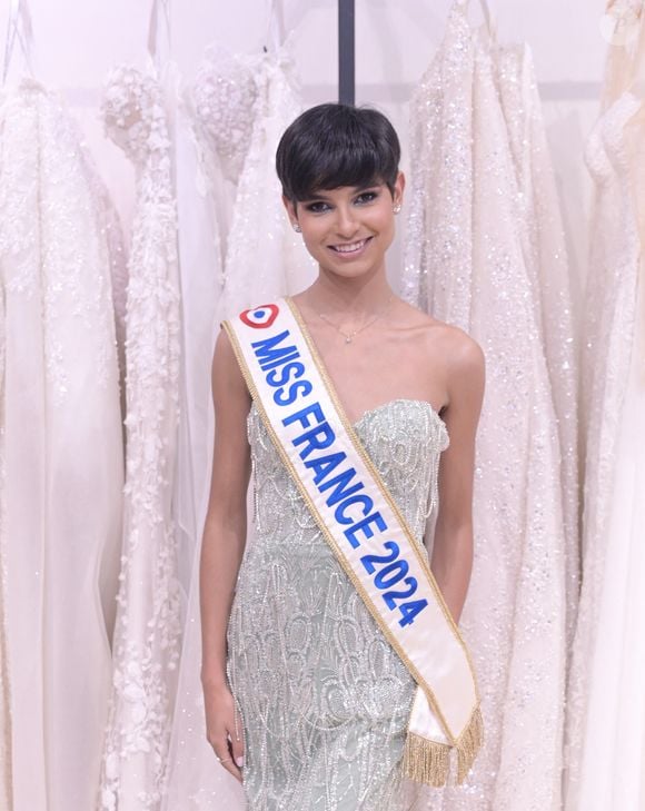 La nouvelle a été dévoilée en direct à la télévidion.

Exclusif - Eve Gilles (Miss France) - Défilé de mode "Sima Couture" à Enghien. © Rachid Bellak/Bestimage