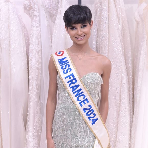 La nouvelle a été dévoilée en direct à la télévidion.

Exclusif - Eve Gilles (Miss France) - Défilé de mode "Sima Couture" à Enghien. © Rachid Bellak/Bestimage