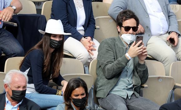 Vianney (Vianney Bureau) et sa compagne Catherine Robert (enceinte) dans les tribunes des Internationaux de France de tennis de Roland Garros à Paris, France, le 5 juin 2021. © Dominique Jacovides/Bestimage