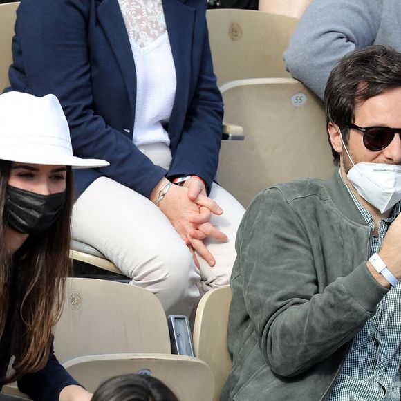 Vianney (Vianney Bureau) et sa compagne Catherine Robert (enceinte) dans les tribunes des Internationaux de France de tennis de Roland Garros à Paris, France, le 5 juin 2021. © Dominique Jacovides/Bestimage