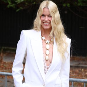 Son choix d'un rose nude délicat confirme le succès grandissant de la tendance clean nails.
Claudia Schiffer au défilé Chloé "Collection Femme Prêt-à-Porter Printemps/Eté 2027" lors de la Fashion Week de Paris, le 1er octobre 2026.
© Denis Guignebourg / Bestimage