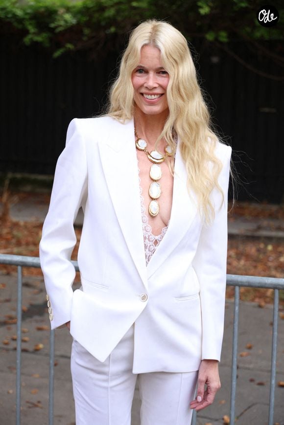 Son choix d'un rose nude délicat confirme le succès grandissant de la tendance clean nails.

Claudia Schiffer au défilé Chloé "Collection Femme Prêt-à-Porter Printemps/Eté 2027" lors de la Fashion Week de Paris, le 1er octobre 2026. 

© Denis Guignebourg / Bestimage