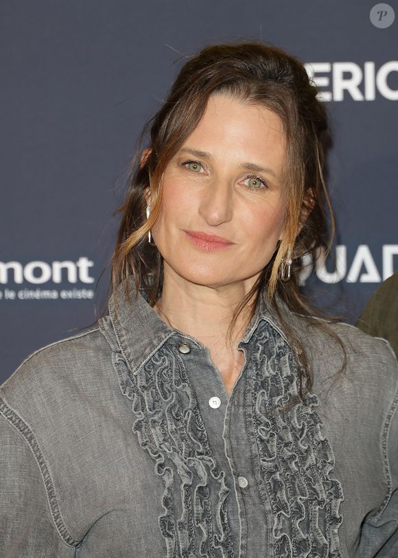 Elle explique que la maternité l’a profondément transformée et apporté plus d’ancrage.

Camille Cottin - Première du film "Juste une illusion" au cinéma Le Grand Rex à Paris le 22 mars 2026. © Coadic Guirec/Bestimage