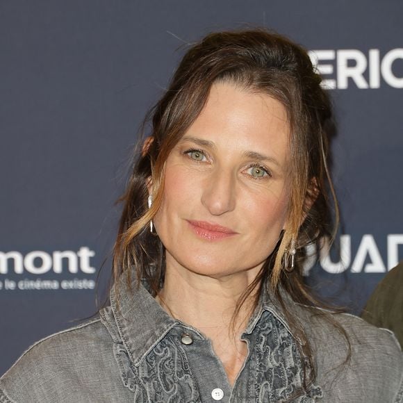 Elle explique que la maternité l’a profondément transformée et apporté plus d’ancrage.

Camille Cottin - Première du film "Juste une illusion" au cinéma Le Grand Rex à Paris le 22 mars 2026. © Coadic Guirec/Bestimage