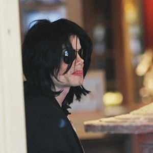 Michael Jackson visite plusieurs magasins d'antiquités, dont 'Off The Wall' sur Melrose Ave, où il a acheté un modèle réduit d'avion en argent, à West Hollywood, Los Angeles, CA, USA, le 23 octobre 2008. Notez que Michael ne porte pas de masque. Photo by BAC Pictures/