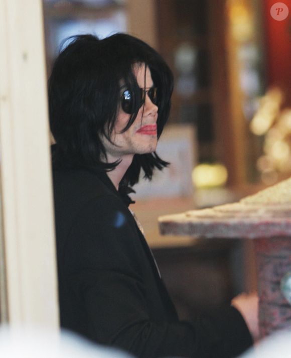Michael Jackson visite plusieurs magasins d'antiquités, dont 'Off The Wall' sur Melrose Ave, où il a acheté un modèle réduit d'avion en argent, à West Hollywood, Los Angeles, CA, USA, le 23 octobre 2008. Notez que Michael ne porte pas de masque. Photo by BAC Pictures/