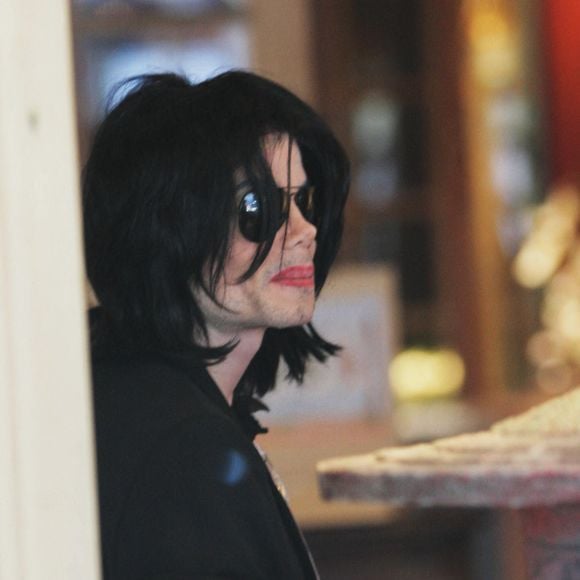 Michael Jackson visite plusieurs magasins d'antiquités, dont 'Off The Wall' sur Melrose Ave, où il a acheté un modèle réduit d'avion en argent, à West Hollywood, Los Angeles, CA, USA, le 23 octobre 2008. Notez que Michael ne porte pas de masque. Photo by BAC Pictures/