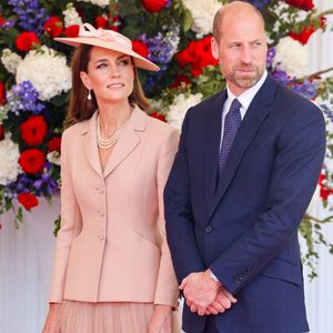 Le prince William, prince de Galles, et Catherine (Kate) Middleton, princesse de Galles - Le roi Charles III d'Angleterre et Camilla Parker Bowles, reine consort d'Angleterre, accueillent le couple présidentiel français le président Emmanuel Macron et sa femme la Première Dame Brigitte Macron sur Datchet road à Windsor, Royaume Uni, le 8 juillet 2025. © Dominique Jacovides/Bestimage