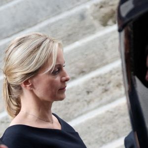 Ce jeudi 17 juillet 2025, l'animateur et producteur a été inhumé dans la plus stricte intimité à la suite de la cérémonie religieuse qui s’est orchestrée à l’église Saint-Roch, dans le 1er arrondissement de Paris.

Audrey Crespo-Mara - Sorties des obsèques de Thierry Ardisson en l’église Saint-Roch de Paris, France, le 17 juillet 2025.  © Clovis-Jacovides/Bestimage