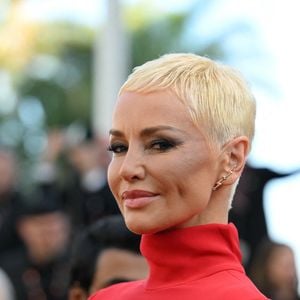 Détendue, elle revient avec humour sur son nouveau look et raconte la petite phrase du chanteur qui a tout déclenché : “Mon mec m’a dit : tu ressembles à David Bowie. Je dis, pardon, à qui ? Mais c’est un mec”. 

Adriana Karembeu - Montée des marches du film "La Bataille de Gaulle : L'âge de fer" lors du 79ème Festival International du Film de Cannes, le 20 mai 2026.
© Rachid Bellak/Bestimage