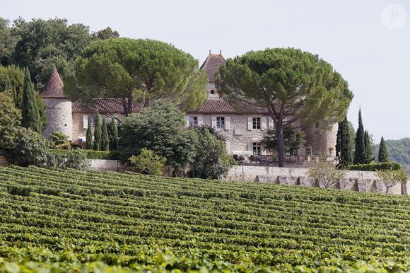 Une sublime bâtisse en pierres qui abrite 7 à 8 chambres toutes équipées d'une salle de bain comme l'indique "Point de Vue" 

Rendez-vous avec la reine Margrethe II de Danemark dans son château de Caïx, près de Cahors le 16 août 2018. Elle donne une conférence de presse au sujet de la visite du président de la république française au Danemark les 28 et 29 août 2018. Le château de Caïx (Caix, Cayx) est la propriété de la famille royale de Danemark depuis 1975. C'est aussi un domaine viti-vinicole qui produit un vin en AOP (Appellation d'origine protégée) vin de Cahors.
© Patrick Bernard / Bestimage