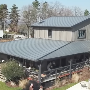 "On a une dalle béton réalisée par un maçon et la maison a été fabriquée en atelier pendant quatre mois. Elle est entièrement préfabriquée : tous les murs, l’isolation, le bardage avaient déjà été réalisés"

Cecile Siméone dévoile sa maison en bois près de Lyon, "La maison France 5", Janvier 2025