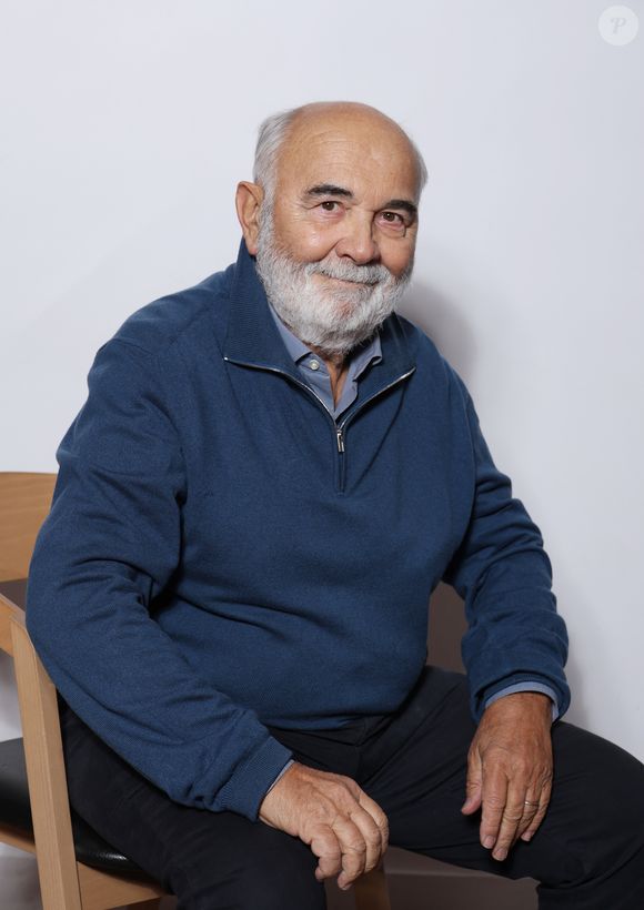 Lors d'un sketch, Gérard Jugnot jouait un général, passant ses effectifs en revue. C'est alors qu'il remarque Nolwenn Leroy... Il demande alors à l'un de ses soldats, incarné par M. Pokora, s'il pouvait espérer conclure avec elle, qui lui répond "Sur un malentendu, ça peut marcher !"

Exclusif - Close-up avec Gérard Jugnot en backstage de la projection du film "Le Père Noël est une ordure" au cinéma Mac Mahon à Paris, à l'occasion de la sortie du livre "Le Splendid par Le Splendid". Paris, le 15 décembre 2024. © Denis Guignebourg/Bestimage