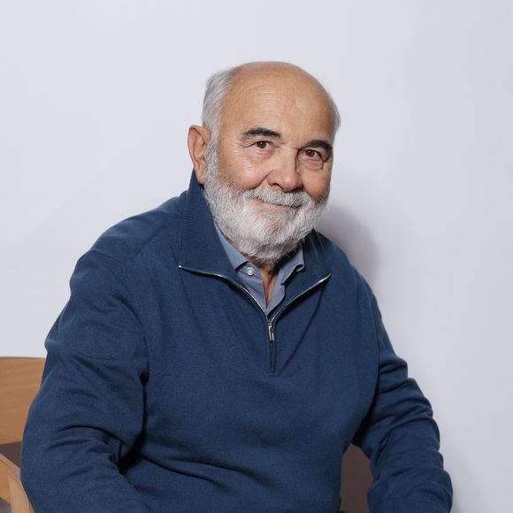 Lors d'un sketch, Gérard Jugnot jouait un général, passant ses effectifs en revue. C'est alors qu'il remarque Nolwenn Leroy... Il demande alors à l'un de ses soldats, incarné par M. Pokora, s'il pouvait espérer conclure avec elle, qui lui répond "Sur un malentendu, ça peut marcher !"

Exclusif - Close-up avec Gérard Jugnot en backstage de la projection du film "Le Père Noël est une ordure" au cinéma Mac Mahon à Paris, à l'occasion de la sortie du livre "Le Splendid par Le Splendid". Paris, le 15 décembre 2024. © Denis Guignebourg/Bestimage