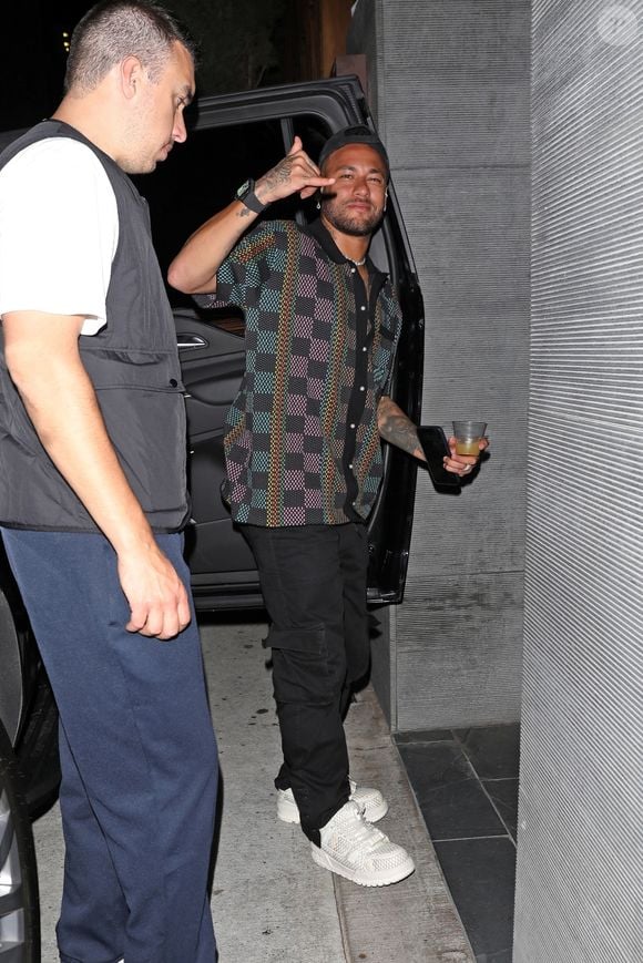 Los Angeles, CA - EXCLUSIF - Le joueur de football brésilien Neymar a été aperçu à son arrivée au restaurant Nobu pour dîner avec des amis à Los Angeles. Neymar porte un ensemble Louis Vuitton complet alors qu'il dîne avec des amis.



Sur la photo : Neymar