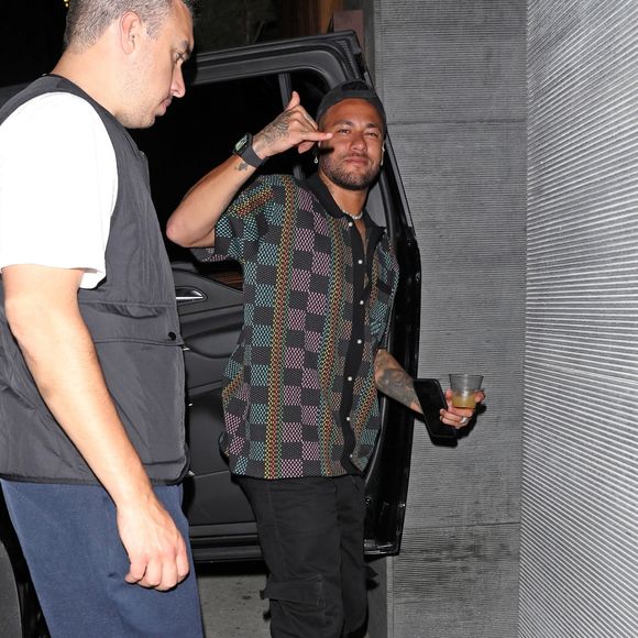Los Angeles, CA - EXCLUSIF - Le joueur de football brésilien Neymar a été aperçu à son arrivée au restaurant Nobu pour dîner avec des amis à Los Angeles. Neymar porte un ensemble Louis Vuitton complet alors qu'il dîne avec des amis.



Sur la photo : Neymar