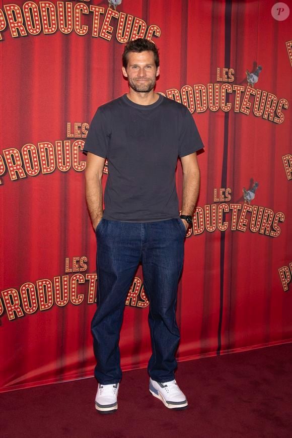 Le dramaturge ne sera pas seul dans cette aventure : il s'associe notamment à ses collaborateurs d'Acme Production et à l'actuel directeur des lieux, Francis Lombrail.

Exclusif - Alexis Michalik au photocall de la générale de la comédie musicale "Les Producteurs" d'Alexis Michalik au théâtre de Paris, France, le 8 octobre 2025. © Vincenzo Arnone/Bestimage