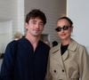 Il y a aussi un casque signé par Charles Leclerc lors de cette mise aux enchères

Charles Leclerc et Alexandra Leclerc quittent leur hôtel à Cannes, France, après une apparition sur le tapis rouge lors du 79ème Festival de Cannes 2026. Backgrid UK/ Bestimage