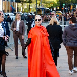 Meryl Streep est stupéfiante dans une robe cape rouge frappante associée à des gants noirs alors qu'elle arrive à la première du "Diable s'habille en Prada 2" qui se tient au Lincoln Center à New York.

©BestImage