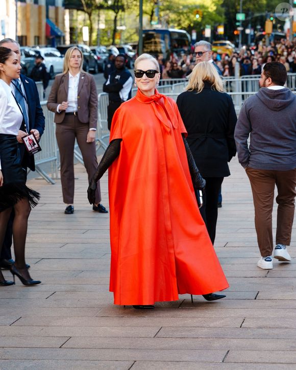 Meryl Streep est stupéfiante dans une robe cape rouge frappante associée à des gants noirs alors qu'elle arrive à la première du "Diable s'habille en Prada 2" qui se tient au Lincoln Center à New York.

©BestImage