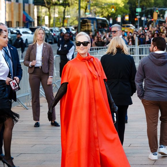 Meryl Streep est stupéfiante dans une robe cape rouge frappante associée à des gants noirs alors qu'elle arrive à la première du "Diable s'habille en Prada 2" qui se tient au Lincoln Center à New York.

©BestImage