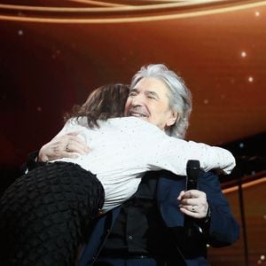 Exclusif - Faustine Bollaert, Serge Lama lors de l'enregistrement de l'émission "Serge Lama, le dernier rappel" présentée par F. Bollaert, diffusée le vendredi 21 novembre 2025 sur France 3 à 21h10, au théâtre Marigny à Paris, France, le 29 avril 2025. © Clovis-Moreau/Bestimage