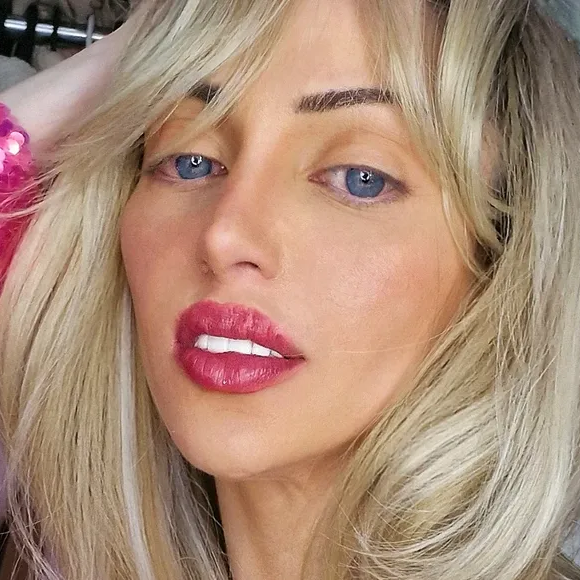 Cette influenceuse, suivie par plus de 300000 abonnés sur les réseaux sociaux, s'est éteinte à 31 ans : un homme interrogé