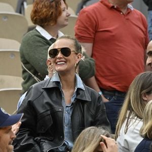 Laeticia Hallyday et son compagnon Frédéric Suant très amoureux dans les tribunes lors des Internationaux de France de Tennis de Roland Garros 2025, à Paris, France, le 26 mai 2025. © Chryslene Caillaud/PsnewZ/Bestimage