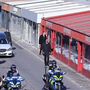 Passage du cortège funéraire de Brigitte Bardot devant le Café Sénéquier vers le cimetière marin de Saint-Tropez, France, le 7 janvier 2026. Brigitte Bardot, figure emblématique du cinéma français et icône internationale, est décédée le 28 décembre 2025 à l'âge de 91 ans dans sa mythique propriété de La Madrague, à Saint-Tropez (France). Révélée au monde entier par son rôle dans "Et Dieu... créa la femme", elle avait contribué à faire de Saint-Tropez un lieu mondialement connu. L'actrice sera inhumée le 7 janvier 2026 au cimetière marin de Saint-Tropez, aux côtés de son père Louis Bardot (1896-1975) et de sa mère Anne-Marie Mucel (1912-1978). Une cérémonie religieuse se tiendra auparavant dans l'église de Saint-Tropez, où proches, personnalités et anonymes pourront lui rendre un dernier hommage. © Jacovides-Moreau/Bestimage