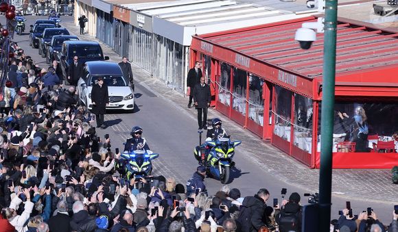 Passage du cortège funéraire de Brigitte Bardot devant le Café Sénéquier vers le cimetière marin de Saint-Tropez, France, le 7 janvier 2026. Brigitte Bardot, figure emblématique du cinéma français et icône internationale, est décédée le 28 décembre 2025 à l'âge de 91 ans dans sa mythique propriété de La Madrague, à Saint-Tropez (France). Révélée au monde entier par son rôle dans "Et Dieu... créa la femme", elle avait contribué à faire de Saint-Tropez un lieu mondialement connu. L'actrice sera inhumée le 7 janvier 2026 au cimetière marin de Saint-Tropez, aux côtés de son père Louis Bardot (1896-1975) et de sa mère Anne-Marie Mucel (1912-1978). Une cérémonie religieuse se tiendra auparavant dans l'église de Saint-Tropez, où proches, personnalités et anonymes pourront lui rendre un dernier hommage. © Jacovides-Moreau/Bestimage