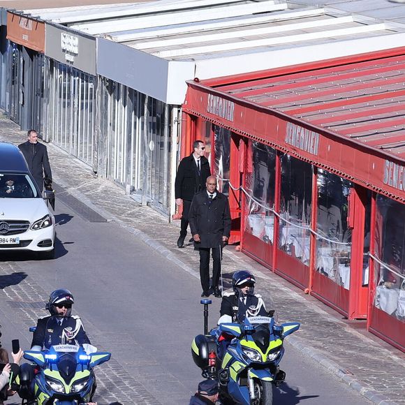 Passage du cortège funéraire de Brigitte Bardot devant le Café Sénéquier vers le cimetière marin de Saint-Tropez, France, le 7 janvier 2026. Brigitte Bardot, figure emblématique du cinéma français et icône internationale, est décédée le 28 décembre 2025 à l'âge de 91 ans dans sa mythique propriété de La Madrague, à Saint-Tropez (France). Révélée au monde entier par son rôle dans "Et Dieu... créa la femme", elle avait contribué à faire de Saint-Tropez un lieu mondialement connu. L'actrice sera inhumée le 7 janvier 2026 au cimetière marin de Saint-Tropez, aux côtés de son père Louis Bardot (1896-1975) et de sa mère Anne-Marie Mucel (1912-1978). Une cérémonie religieuse se tiendra auparavant dans l'église de Saint-Tropez, où proches, personnalités et anonymes pourront lui rendre un dernier hommage. © Jacovides-Moreau/Bestimage