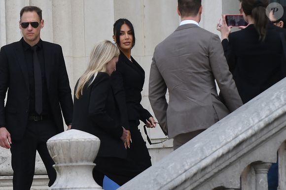 La star américaine Kim Kardashian, avec sa mère Kris Jenner et son avocat Michael Rhodes, est arrivée au procès de la rue tronchet des "Papys braqueurs" au palais de justice de Paris, France, le 13 mai 2025. La star américaine doit décrire cette nuit qui l’a «traumatisée», selon ses mots, 9 hommes et 1 femme sont jugés, soupconnés d'avoir participé au casse du siècle, en dérobant à la star 9 millions d'euros de bijoux dans la nuit du 2 au 3 octobre 2016. © Bestimage