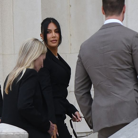La star américaine Kim Kardashian, avec sa mère Kris Jenner et son avocat Michael Rhodes, est arrivée au procès de la rue tronchet des "Papys braqueurs" au palais de justice de Paris, France, le 13 mai 2025. La star américaine doit décrire cette nuit qui l’a «traumatisée», selon ses mots, 9 hommes et 1 femme sont jugés, soupconnés d'avoir participé au casse du siècle, en dérobant à la star 9 millions d'euros de bijoux dans la nuit du 2 au 3 octobre 2016. © Bestimage