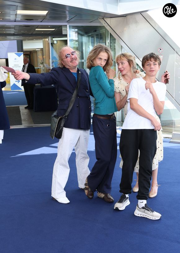 Philippe Katerine, Julie Depardieu et leurs enfants Billy et Alfred  - Séance photo du film « Les derniers jours de Charles Baudelaire » lors de la 65e édition du Festival de télévision de Monte-Carlo, le 14 juin 2026

 © Denis Guignebourg /Bestimage