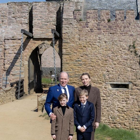 Pour sa plus grande joie, Albert II de Monaco a aussi pu se rendre au château de Thorigny(Dit le Fort-la-Latte), également appelé château des Matignon, qui a un temps a appartenu à son illustre ancêtre. 

Le prince Albert II de Monaco, La princesse Charlène de Monaco, La princesse Gabriella de Monaco, comtesse de Carladès, Le prince Jacques de Monaco, marquis des Baux lors d'une visite au Fort la Latte, Château de La Roche Goyon à Plévenon le 9 avril 2025. Le donjon fut érigé vers 1350 par Etienne III de Goyon, seigneur de Matignon

© Olivier Huitel / Pool / Bestimage