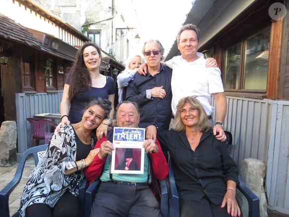 Pierre Coville est décédé le 9 août 2025 après une longue maladie, à 93 ans.

Pierre Coville, entouré de ses amis

Compte Facebook de Catherine Malou