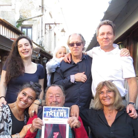 Pierre Coville est décédé le 9 août 2025 après une longue maladie, à 93 ans.

Pierre Coville, entouré de ses amis

Compte Facebook de Catherine Malou