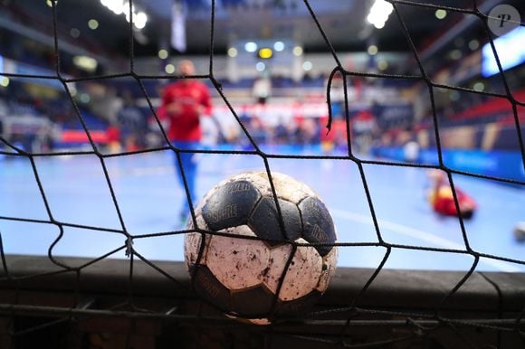 "Elle est y entrée à cause d’un mal foudroyant : une méningite bactérienne", un mal très contagieux, ajoute le quotidien

Illustration Ballon Champions League handball - Handball Match de Ligue Des Champions (LDC) "PSG - Barcelone (28-28)" à Paris, le 9 décembre 2021.