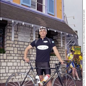 Gérard Holtz réalise le Tour de France de 1903. Le départ s'effectue de l'Auberge du réveil matin. 10 juin 2003. © Serge Arnal/ABACA