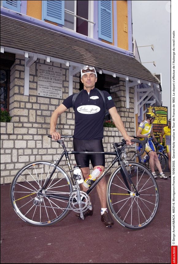 Gérard Holtz réalise le Tour de France de 1903. Le départ s'effectue de l'Auberge du réveil matin. 10 juin 2003. © Serge Arnal/ABACA