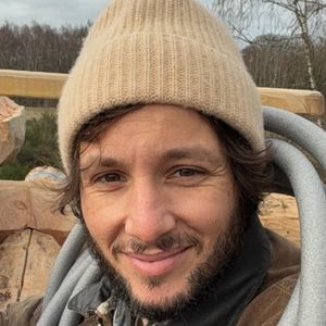 Vianney travaille sur la construction de sa cabane. Photo Instagram