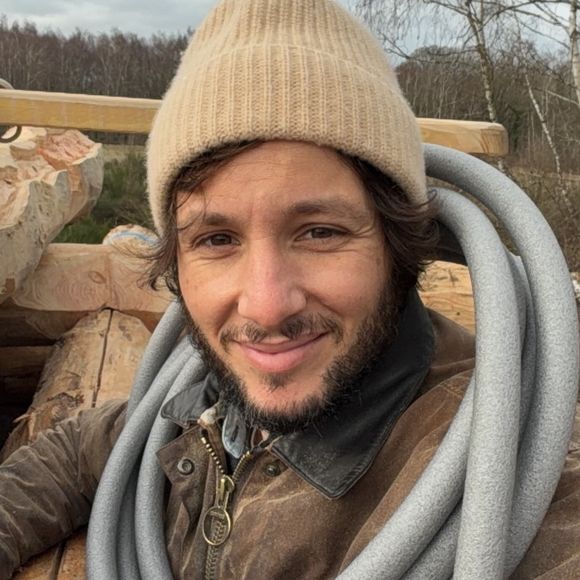 Vianney travaille sur la construction de sa cabane. Photo Instagram