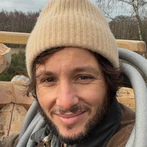 Vianney travaille sur la construction de sa cabane. Photo Instagram