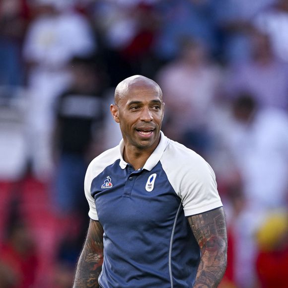 L'ancien champion du monde a enflammé la toile ce 7 avril 2026. En story Instagram, Thierry Henry s'est montré torse nu, révélant une musculature impressionnante.

Thierry Henry lors de la finale qui oppose la France à l'Espagne (3-5) pour les Jeux Olympiques au Parc des Princes à Paris, le 9 aout 2024. 

© Jacovides-Perusseau / Bestimage
