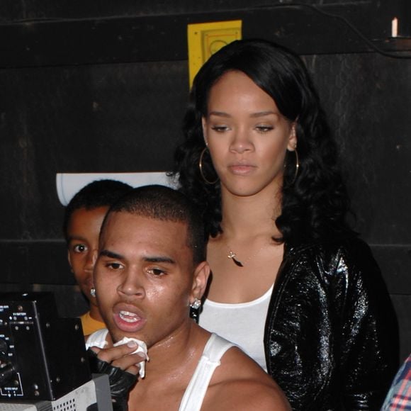 Le chanteur américain Chris Brown, inculpé au Royaume-Uni de coups et blessures volontaires survenus lors d'une soirée. 

Archive - Chris Brown et Rihanna sur le tournage du clip vidéo Shawty Get Loose à Miami. 
Backgrid USA / Bestimage